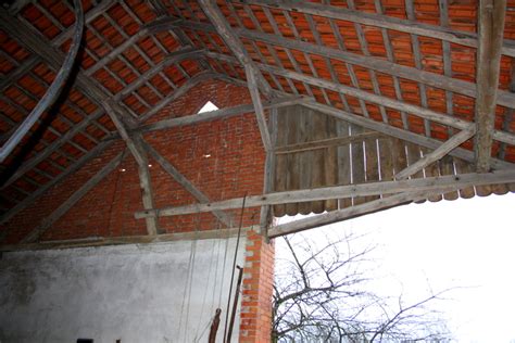 Ein Historisches Hölzernes Scheunendach Ersetzen